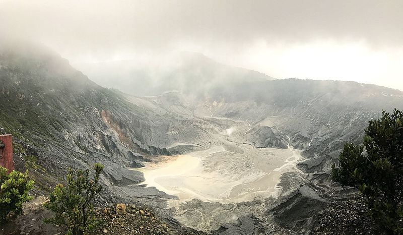 File:Kawah Gunung Tangkuban Perahu.jpg