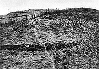 Mont Kemmel à la fin de la Première Guerre mondiale (1918), après pilonnage par les obus de l'artillerie ; des milliers de soldats sont morts là, dont de nombreux Français.