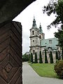 Kościół- widok przez bramę.JPG