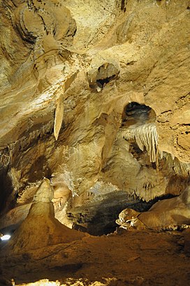 Jak do Koněpruské jeskyně hromadnou dopravou - O místě