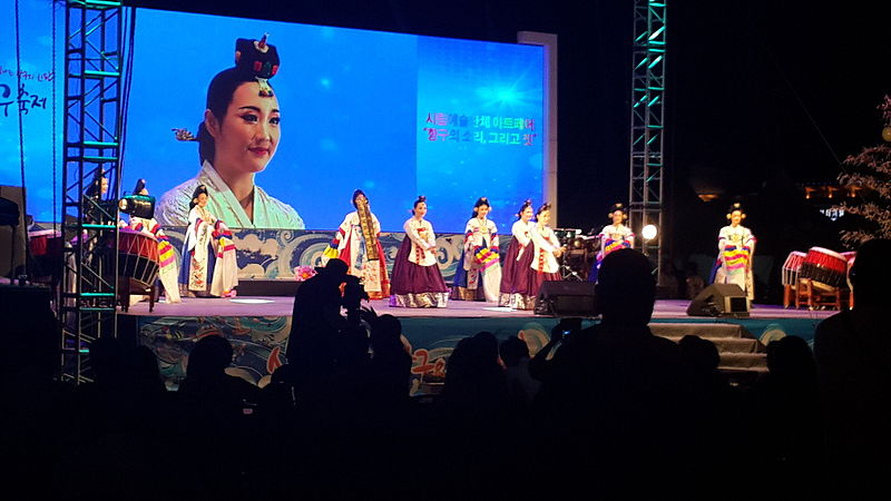 File:Korean dance-Taepyeongmu (Wish for peace) 2015-07-26 (3).jpg