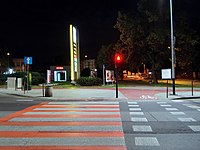 Kraków - Al. Pokoju i ul. Centralna - przejście dla pieszych i przejazd rowerowy nocą - DSC08256 v1.jpg
