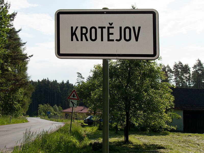 File:Krotějov - začátek obce.jpg