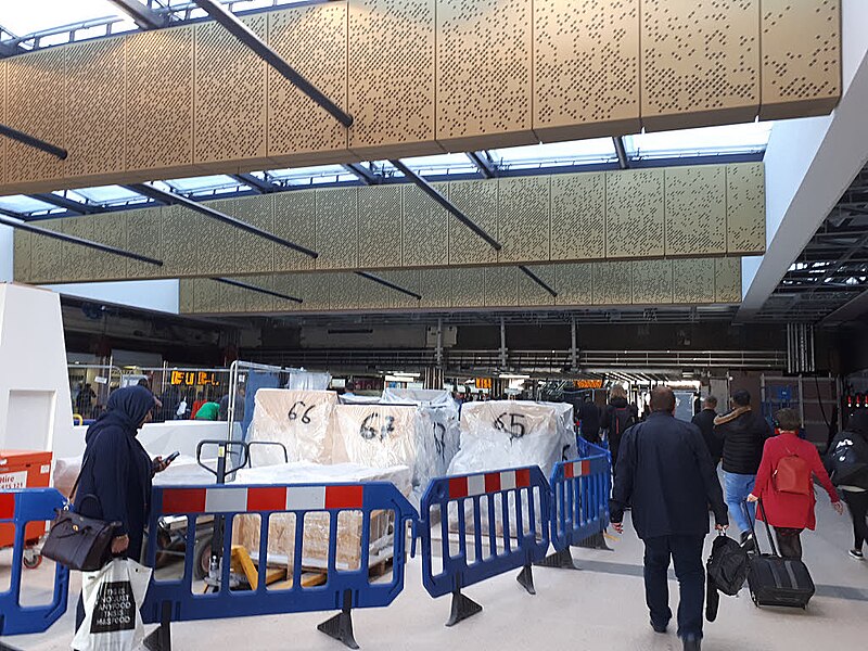 File:Leeds railway station - new roof revealed (geograph 6270349).jpg