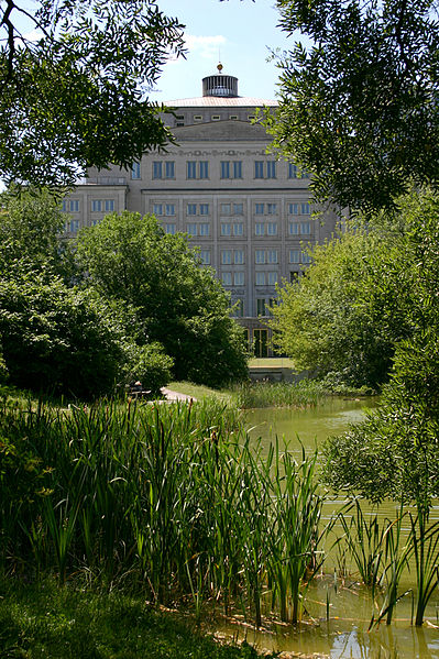 File:Leipzig Schwanenteich am Opernhaus.jpg