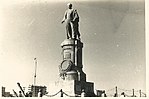 פסלו של דה לספס בכניסה לתעלת סואץ, לפני שנהרס על ידי המון זועם. צילום אברהם דר נובמבר 1956.