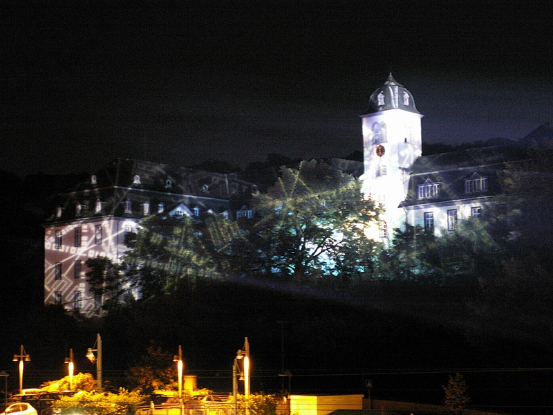 File:Lichtinstallation über Kloster Marienberg.JPG