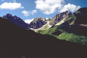 Mindelheimer Köpfl (rock peaks to the left of the rock summit on the left edge of the picture) from the northeast, from the path from the Wildental to the Fiderepaßhütte.  To the left of it the six-pronged tip.  Other rock peaks from left to right: Angererkopf (rock peak in the center of the picture with the small rock head next to it on the right), Liechelkopf (the highest rock peak).