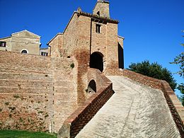 Loretello Castello entréramp.JPG