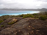 Klipporna ovanför sandstranden Lucky Bay