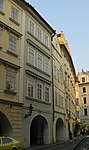 Měšťanský_dům_U_tří_mečů,_(Staré_Město),_Praha_1,_Malé_nám._8,_Staré_Město.JPG