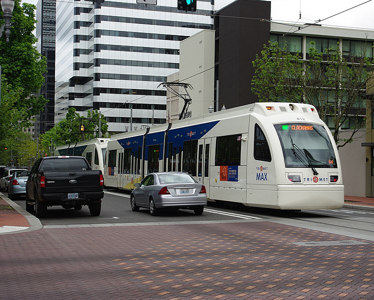 File:MAX Green Line train on 6th 2 - Portland, Oregon.JPG