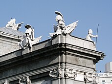 Detalle de los conjuntos escultóricos de la Puerta de Alcalá
