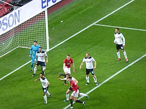 Hugo Lloris (en bleu) avec Tottenham contre Manchester United lors d'un match de championnat de la saison 2016-2017.