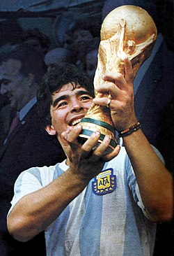 Diego Maradona s trofejí pro mistra světa (1986)