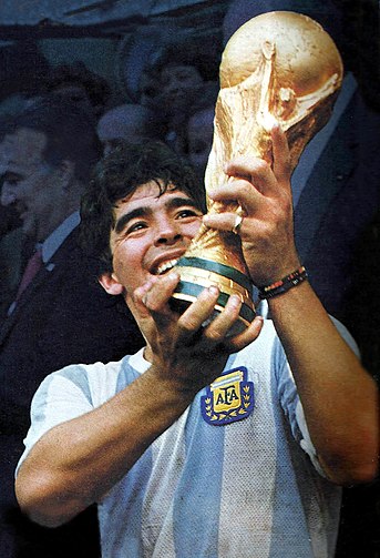 Maradona-Coppa del Mondo 86 con la coppa.JPG