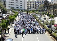 Caminhada dos residentes de El Mouradia até o hospital Mustapha Pasha