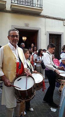 Tabaleter with typical Valencian drums Mare de Deu de la Salut 28.jpg