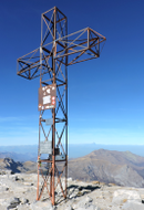 La croce di vetta, sullo sfondo il Monviso