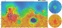 MOLAren datuetan oinarritutako Marteren mapa topografikoa. Hegoa (gorri-naranja) menditsua eta hainbat krater ikus daitezke. Iparra lauagoa da eta baxuago dago, sumendiek sortutako lautadak daude bertan.