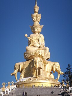 Massiver goldener Buddha auf dem Gipfel von Eimei Shan.jpg