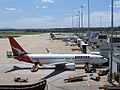 Термінал 1, поряд літаки Qantas і Jetstar