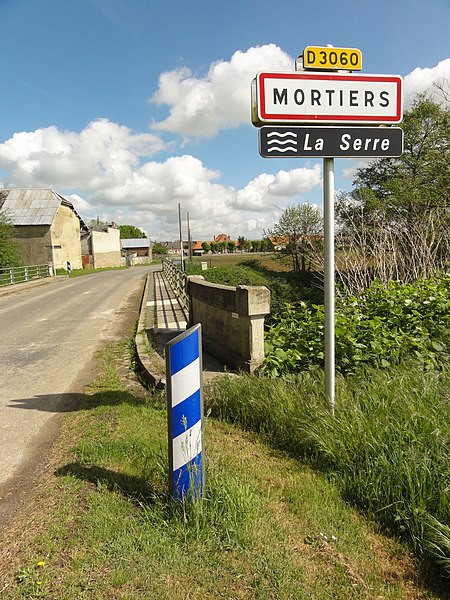 File:Mortiers (Aisne) city limit sign, pont sur la Serre.JPG