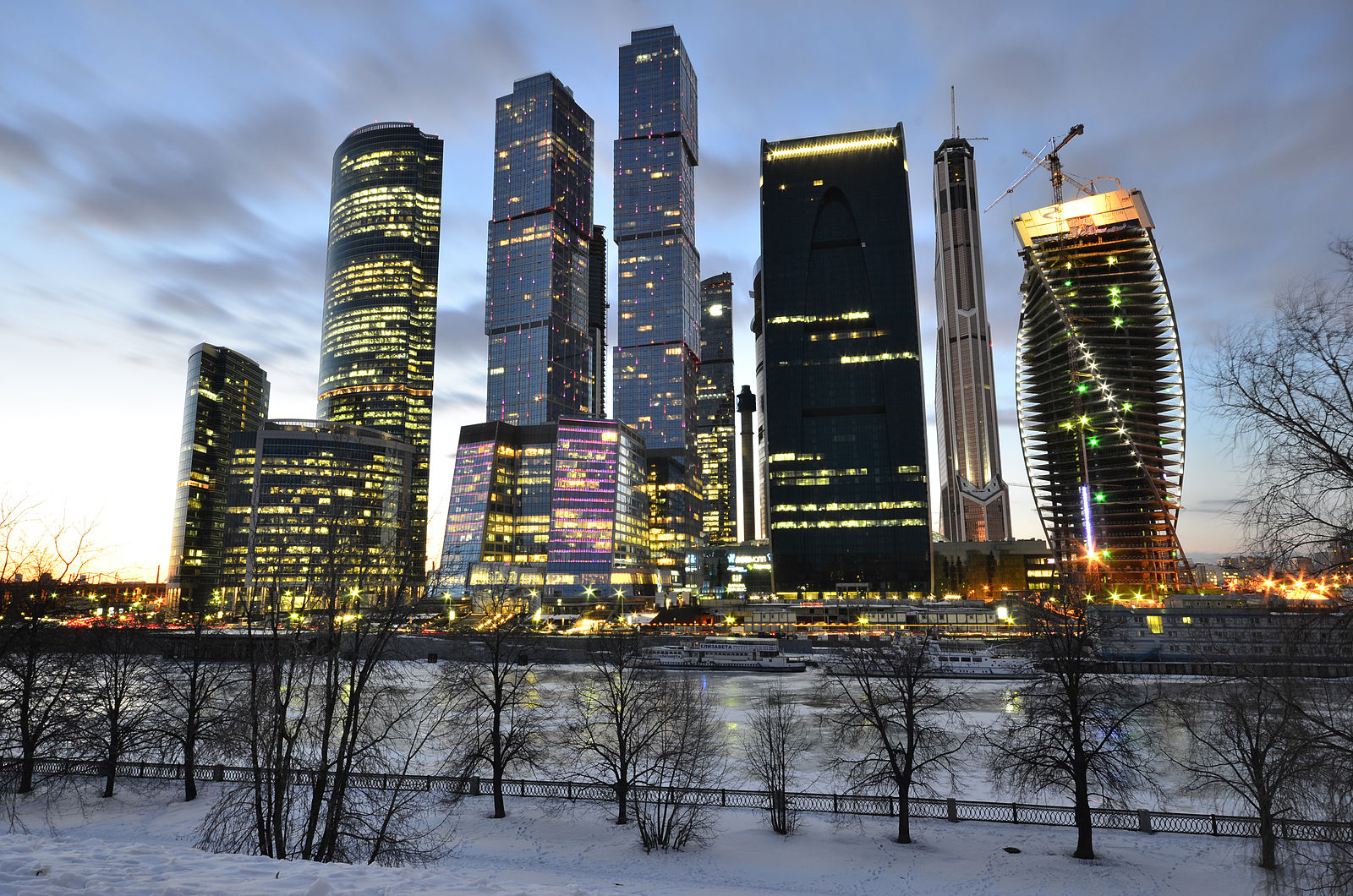 Москва сити фото зданий вечером