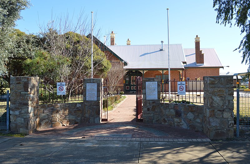 File:Murchison Primary School War Memorial Gates 001.JPG