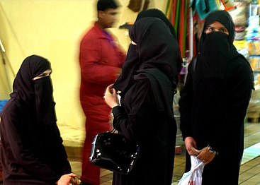 Femmes dans la ville de Koweit, 2002.