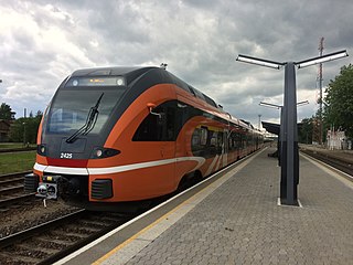 Пассажирский поезд Stadler FLIRT компании оператора Elron на платформе станции Нарва