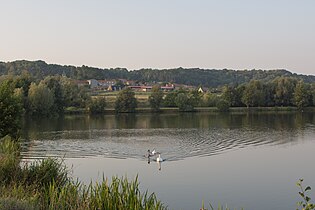 Vue de Neuville-sur-Ailette depuis les rives du lac de l'Ailette.