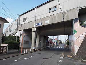 西取手車站。高架橋左邊設有出入口 （2016年9月）