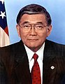Norman Mineta, secrétaire au Commerce de 2000 à 2001 dans l'administration Clinton et secrétaire aux Transports de 2001 à 2006 dans l'administration Bush.
