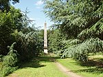 Obelisk asi 200 m západně od Shotover Parku