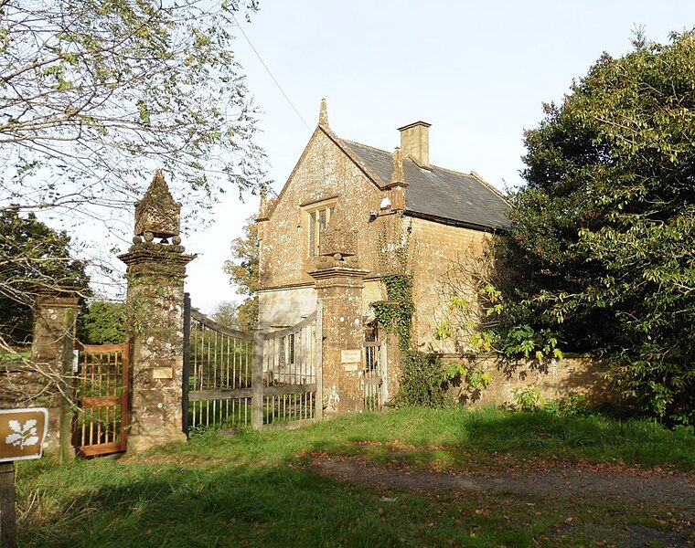 File:Odcombe Lodge - geograph.org.uk - 5588414.jpg