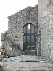 Porta d'arc de ferradura adossada a l'actual construcció romànica. Sant Miquel d'Olèrdola (Alt Penedès)