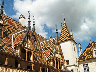 Les toits multicolores couverts de tuiles vernissées de la cour intérieure de l'Hôtel-Dieu, aux Hospices de Beaune (Côte-d’Or, France) construits par Nicolas Rolin en 1443. (définition réelle 1 600 × 1 200*)