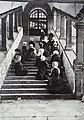 Femmes montant à genoux la Scala Sancta afin d'implorer les faveurs de sainte Anne (journal "L'Illustration", 1904).