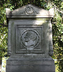 Médaillon de Claude Le Roux au cimetière du Père-Lachaise.