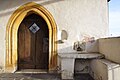 English: Entrance with open air altar in the porch Deutsch: Eingang mit Feldaltar in der Vorhalle