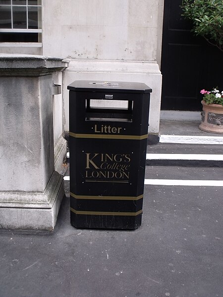 File:Papelera de King's College London.JPG