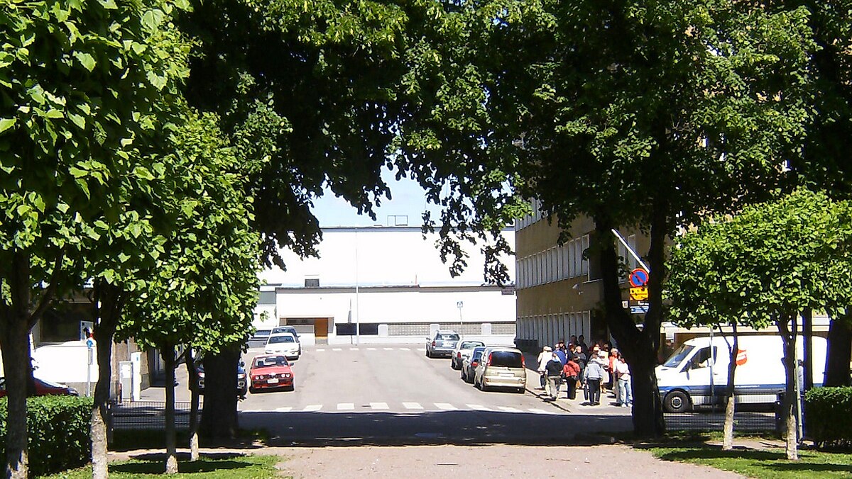 File:Papinkuja ruokajono Kallio Helsinki  - Wikimedia Commons