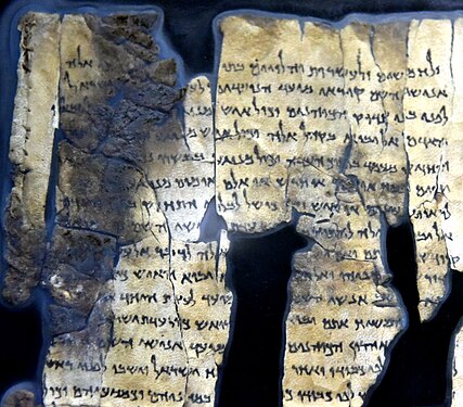 Parte do Pergaminho do Mar Morto 28a da Gruta 1 de Qumran, no Museu da Jordânia em Amã