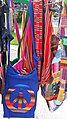 現代のカラフルな布製ショルダーバッグ。形はかばんの原型とほぼ同じで、伝統的な形を保っているタイプ。