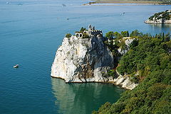 Расположенный в живописных. Дуино Ауризина. Дуино Италия. Duino Castle. Скала белая дама Дуино.