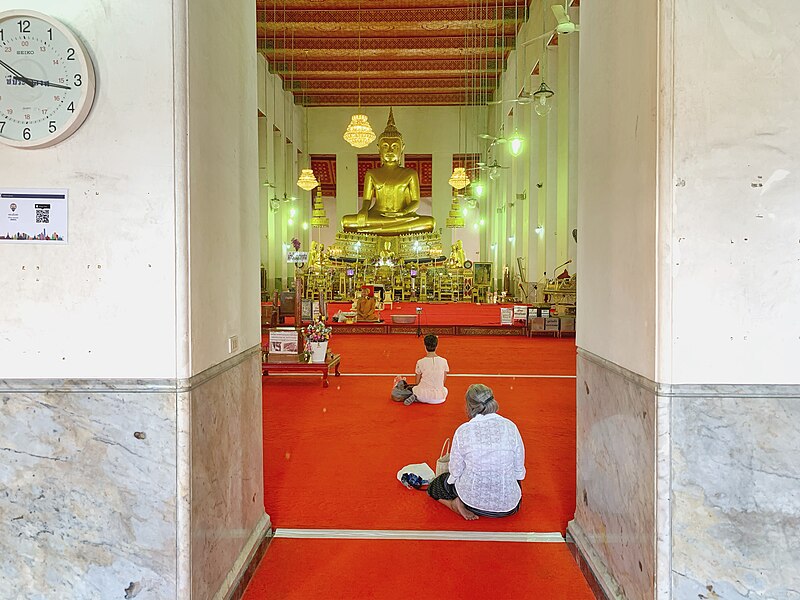 File:Physical distancing during COVID-19 in Thai temple 01.jpg