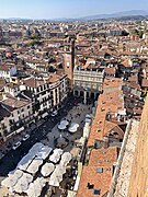 Veduta sulla piazza da Torre dei Lamberti