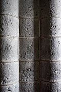 Pilier de la nef portant les marques des tailleurs de pierre.