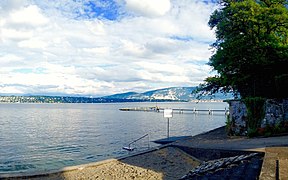 Vue sur le Salève depuis la plage communale, à La Capite.